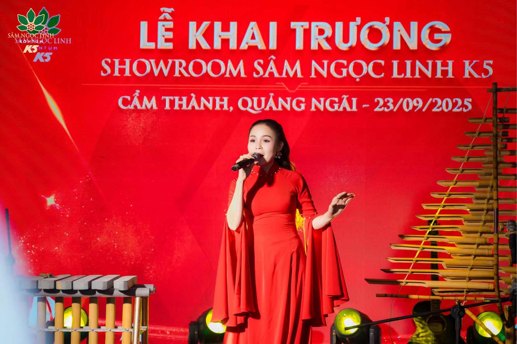 Tiết mục hát mừng khai trương showroom Quảng Ngãi.