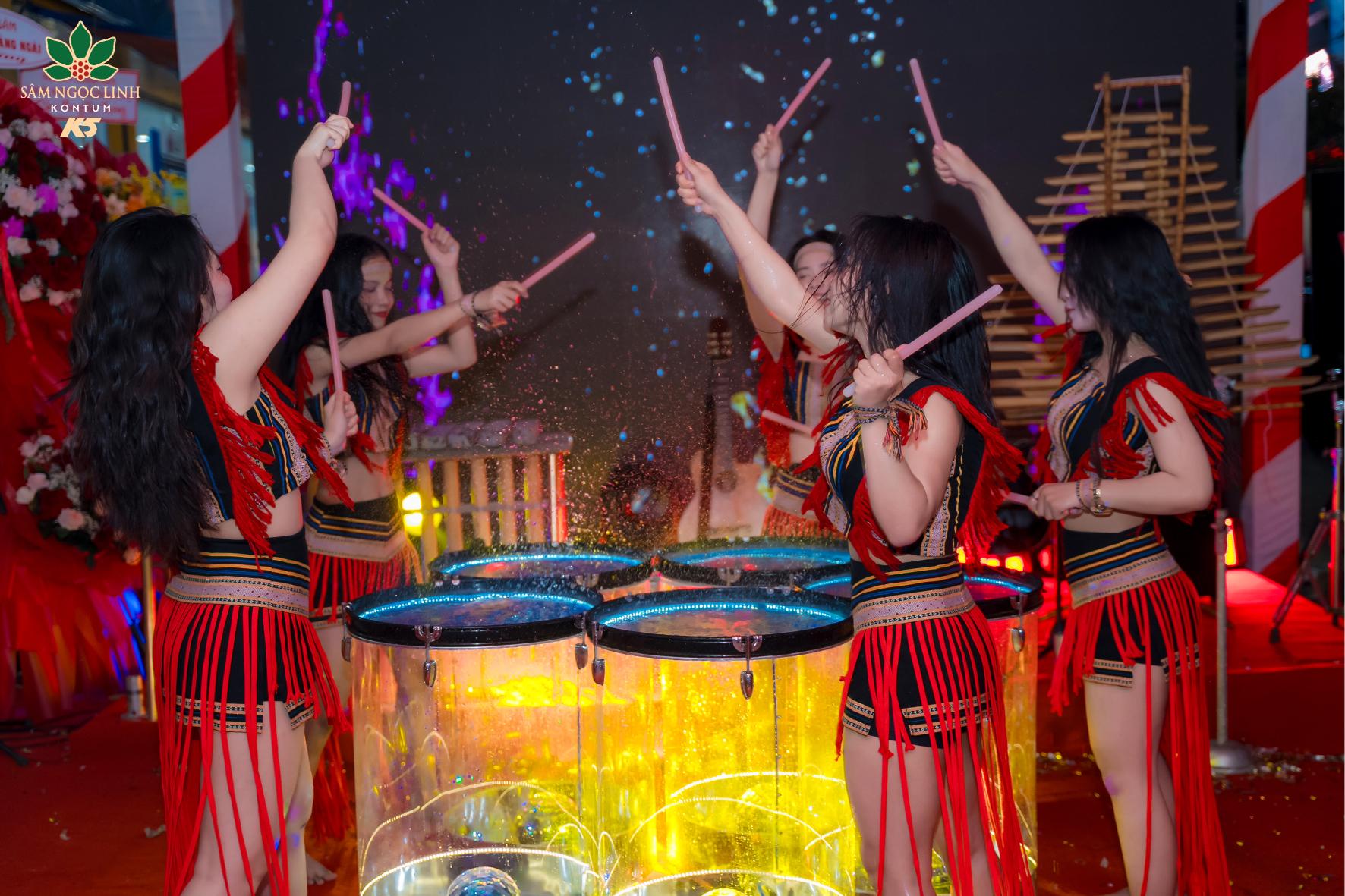 Biểu diễn đánh trống mừng khai trương.