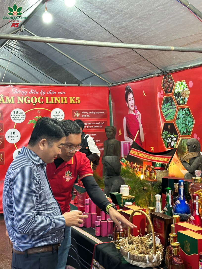 Khách tham quan tìm hiểu về củ sâm Ngọc Linh tại gian hàng K5.