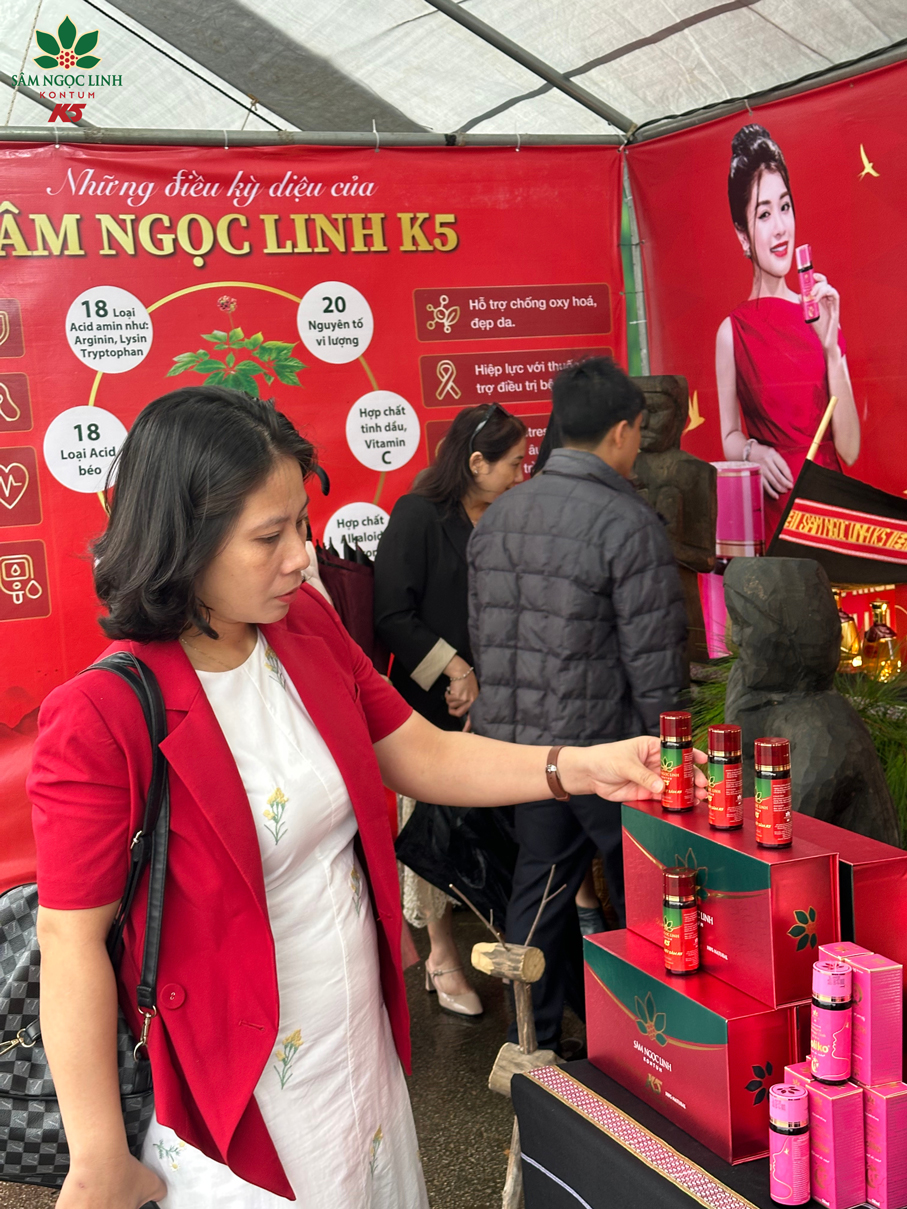 Người dân quan tâm đến sản phẩm dịch chiết sâm.