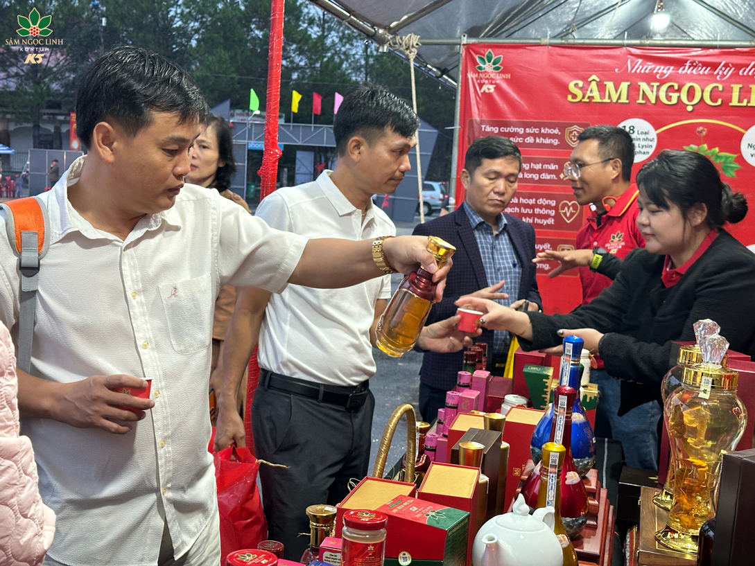 Người dân đang tìm hiểu sản phẩm rượu sâm K5.