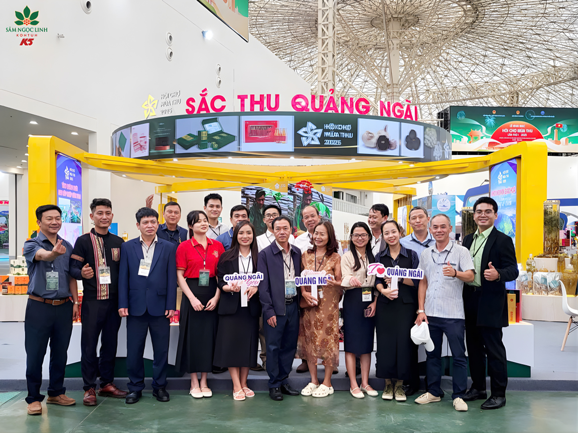 Khách tham quan check in tại gian hàng Quảng Ngãi.