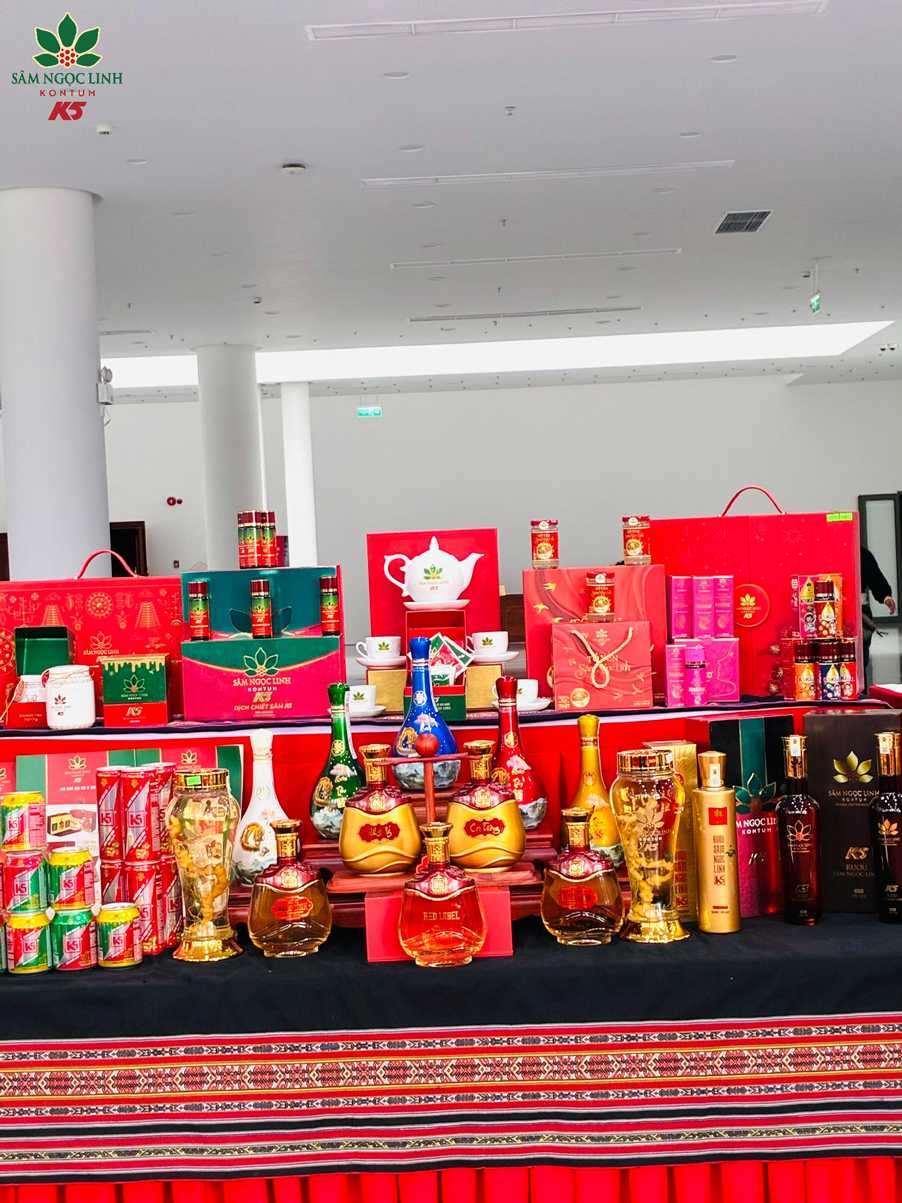 Các chế phẩm Sâm Ngọc Linh được trưng bày tại hội thảo.