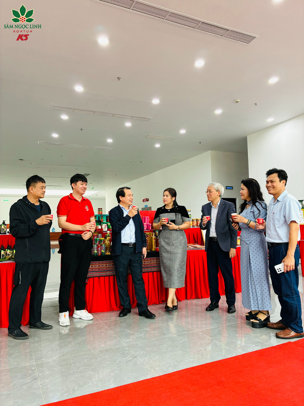  Các đại biểu thưởng thức sản phẩm Sâm Ngọc Linh.