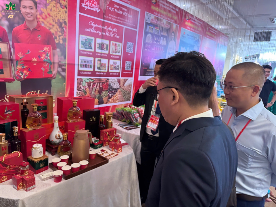 Khách mời đến tham quan và check in tại gian hàng K5.