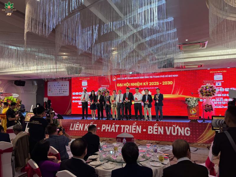 Đại diện Sâm Ngọc Linh K5 nhận kỷ niệm chương từ BTC.