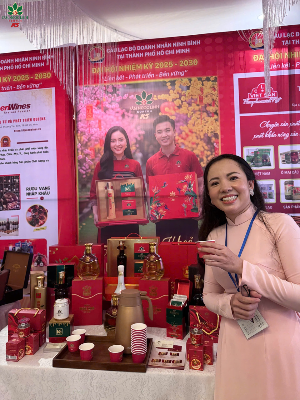 Khách mời đến tham quan và check in tại gian hàng K5.