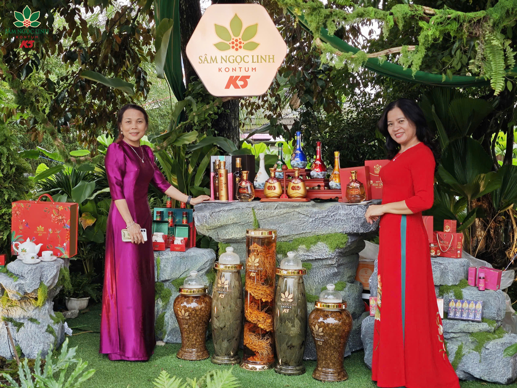 Khách tham quan chụp ảnh lưu niệm tại gian hàng K5.