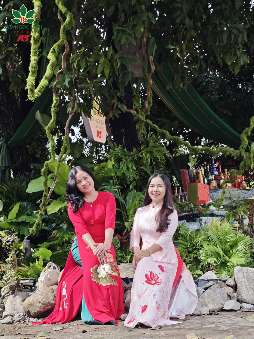 Khách tham quan chụp ảnh lưu niệm tại gian hàng K5.