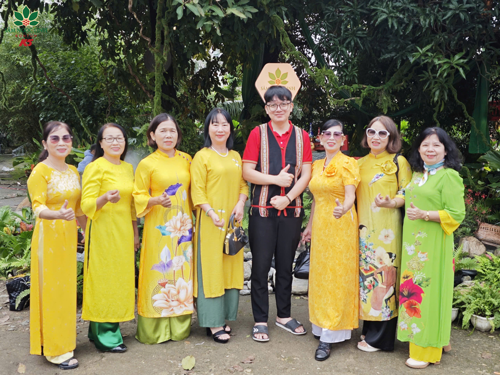 Khách tham quan chụp ảnh lưu niệm tại gian hàng K5.