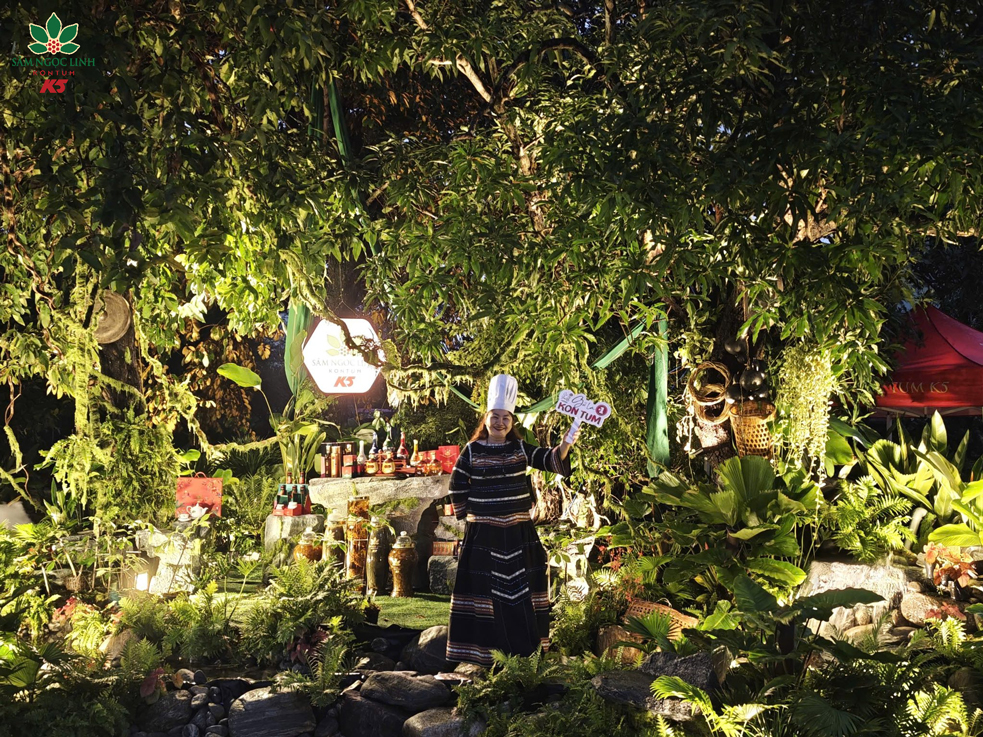 Khách tham quan chụp ảnh lưu niệm tại gian hàng K5.