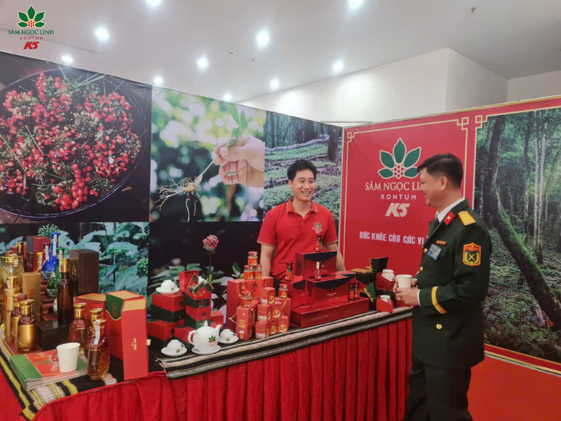 Các khách mời ghé tham quan và trải nghiệm tại gian hàng K5.