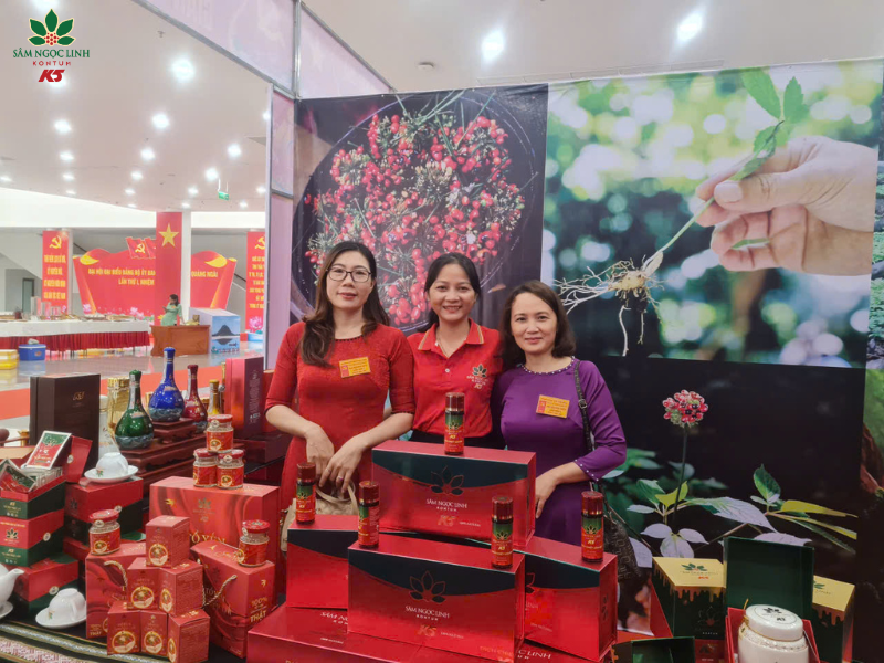 Các khách mời ghé tham quan và trải nghiệm tại gian hàng K5.