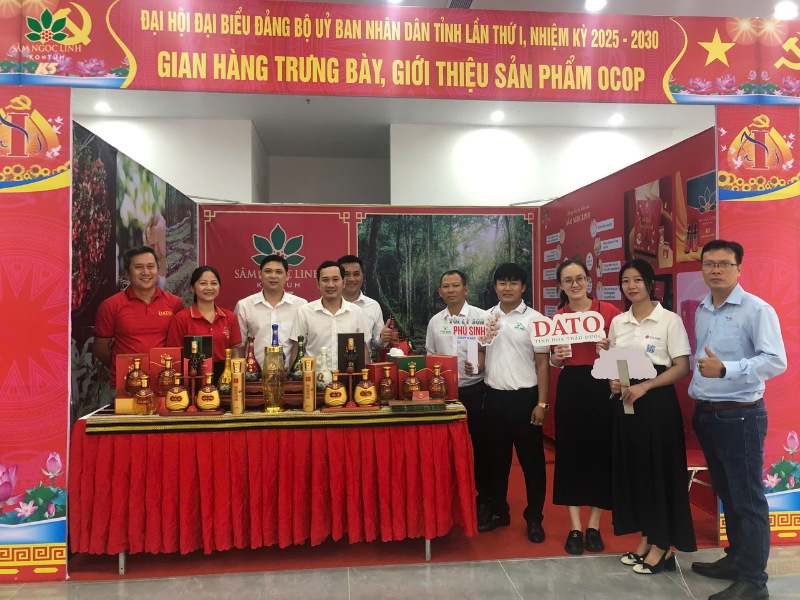 Các khách mời ghé tham quan và trải nghiệm tại gian hàng K5.