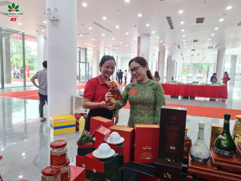 Các khách mời ghé tham quan và trải nghiệm tại gian hàng K5.