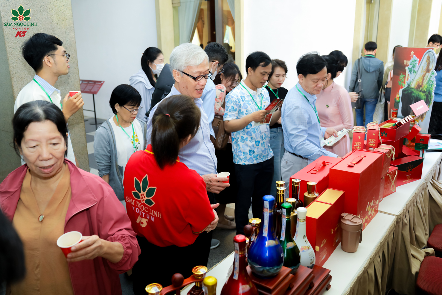 Đại biểu đến tham quan và nghe tư vấn về các sản phẩm sâm Ngọc Linh.