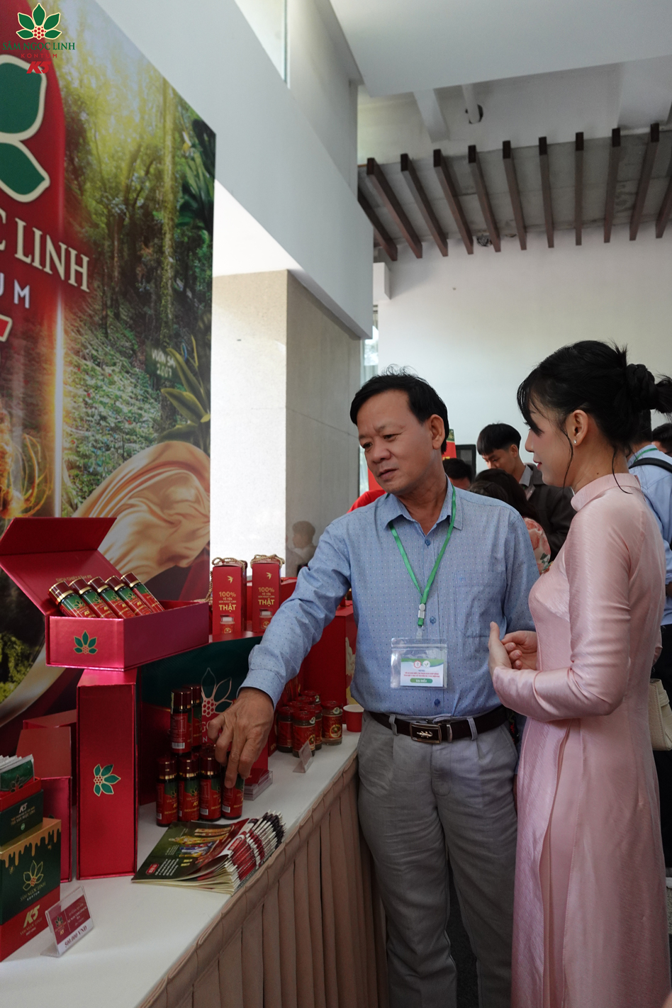  Các đại biểu tham quan và thưởng thức sản phẩm sâm Ngọc Linh tại gian hàng K5.