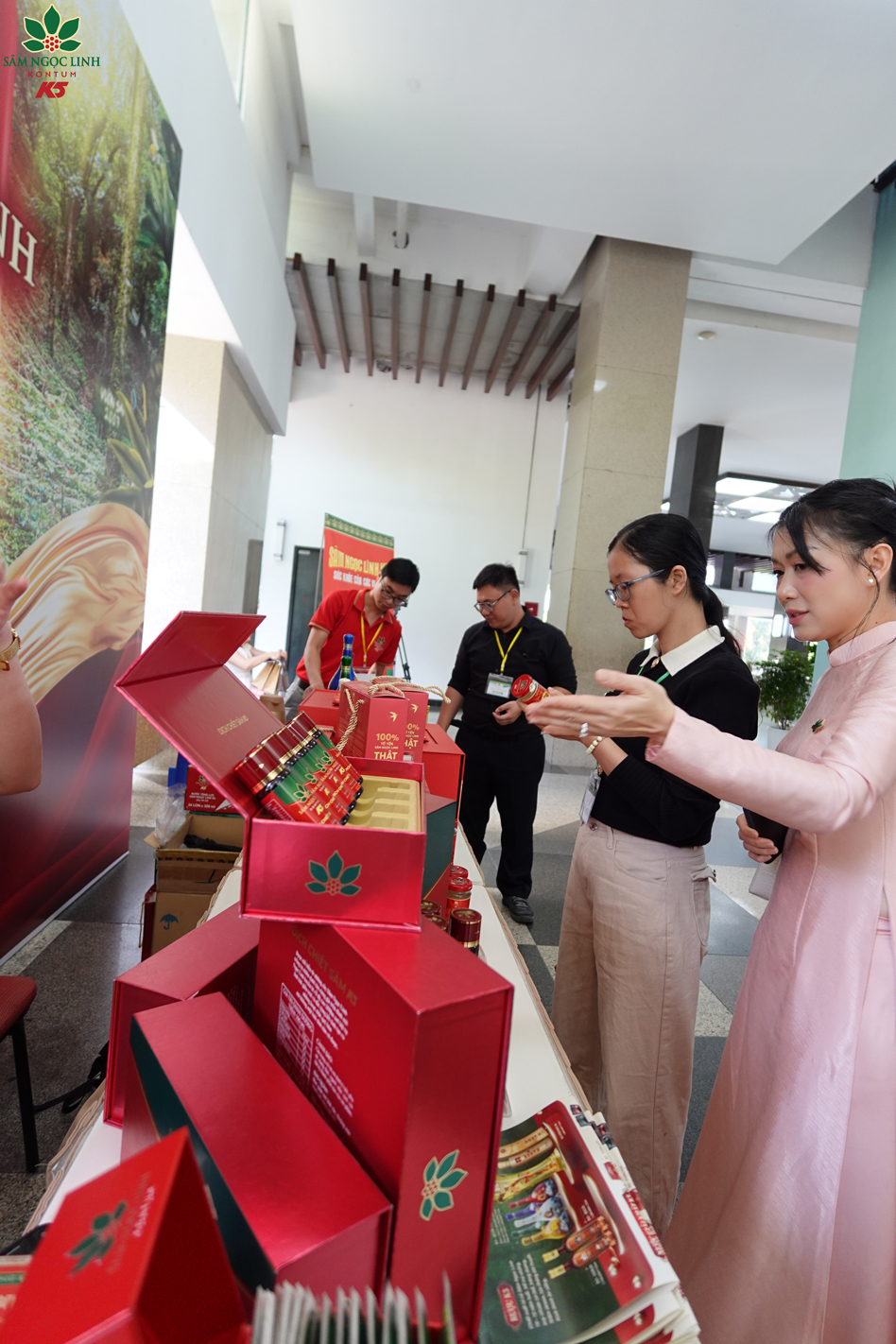  Đại biểu đến tham quan và nghe tư vấn về các sản phẩm sâm Ngọc Linh.