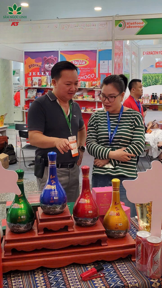 Tư vấn cho khách hàng các sản phẩm sâm Ngọc Linh.