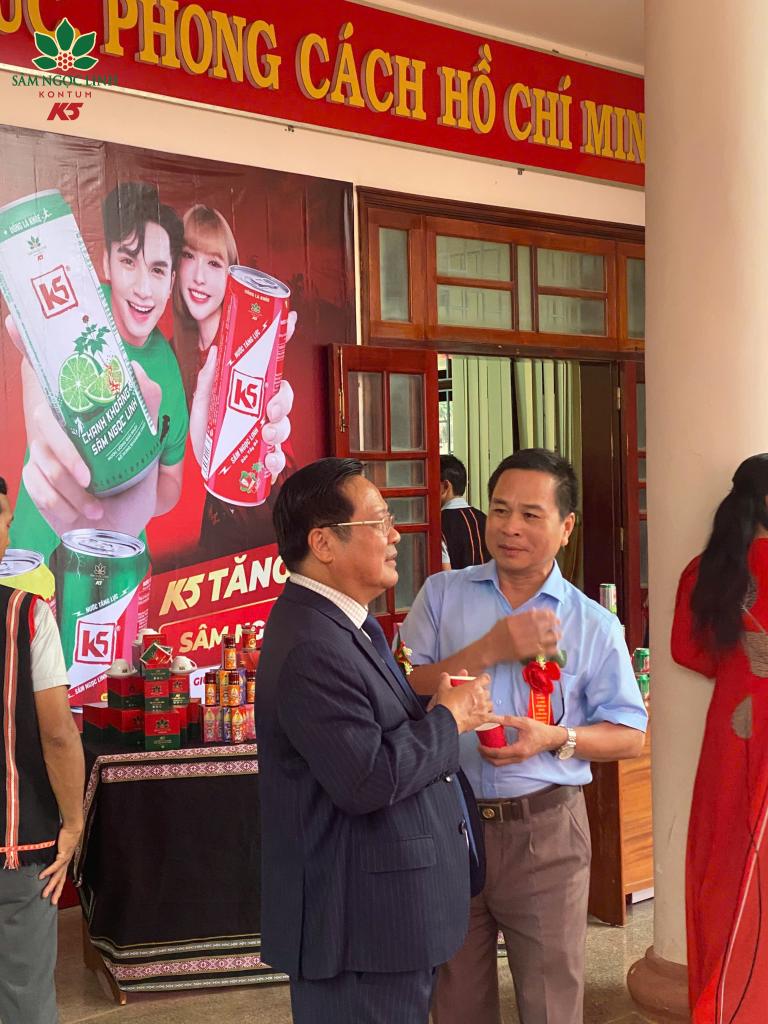 Khách tham quan thưởng thức sản phẩm K5.