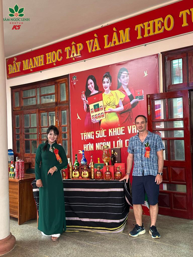 Khách tham quan chụp ảnh check in tại gian hàng K5.