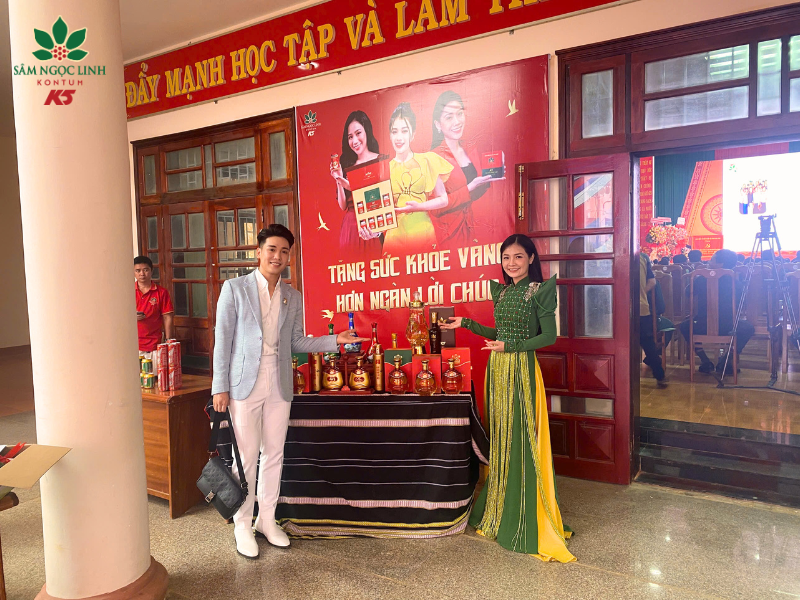 Khách tham quan chụp ảnh check in tại gian hàng K5.