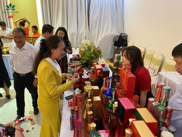 Các đại biểu tham quan và trải nghiệm sản phẩm tại gian hàng K5.