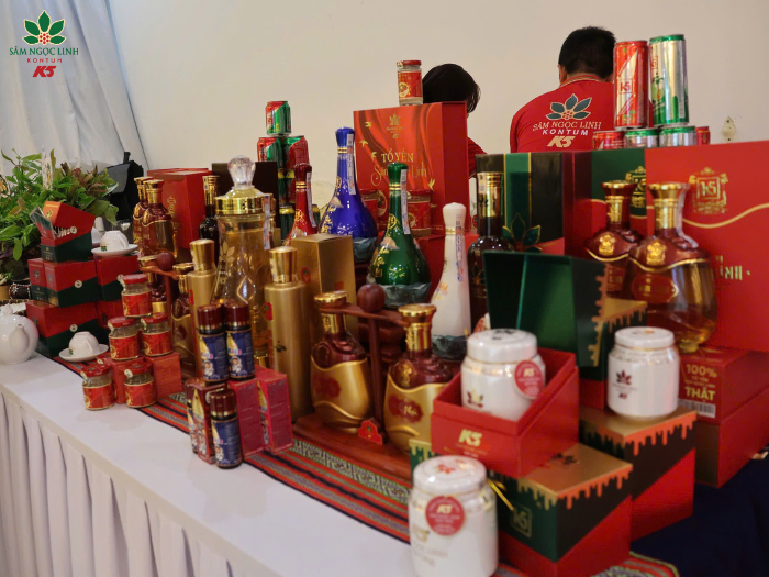 Các chế phẩm sâm Ngọc Linh được trưng bày tại toạ đàm.