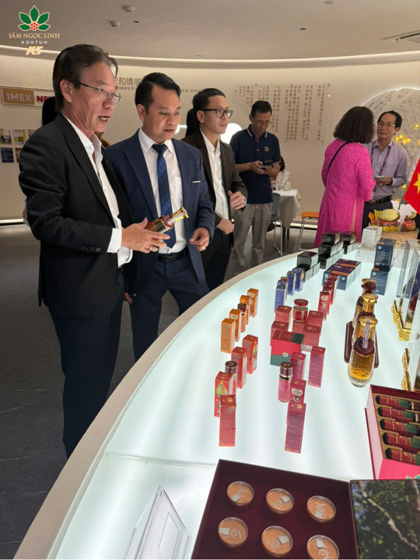 Khách tham quan quốc tế nghe giới thiêu về các sản phẩm K5.