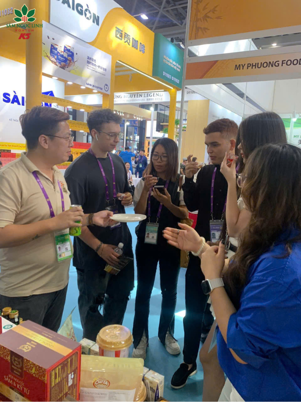 Người tiêu dùng quốc tế thưởng thức các sản phẩm sâm Ngọc Linh.