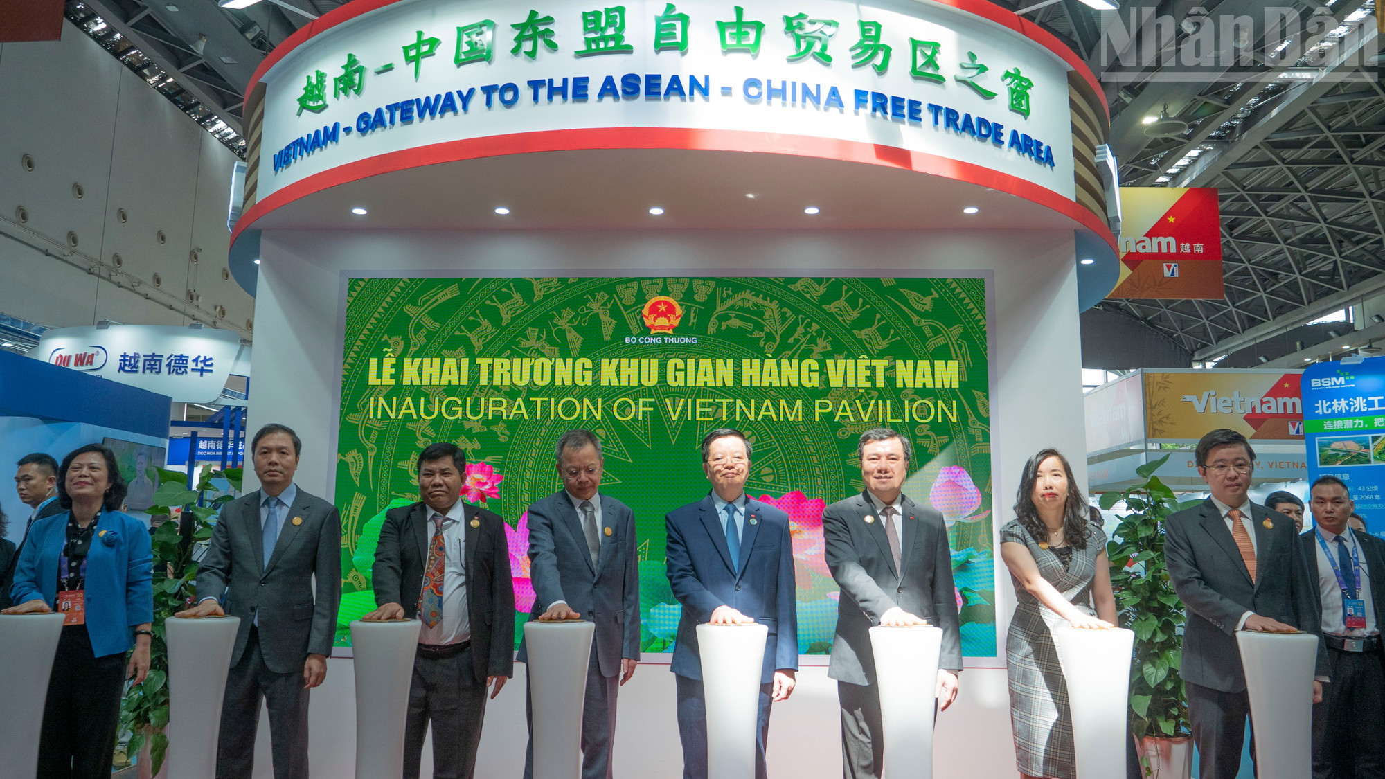 Phó Thủ tướng Chính phủ Mai Văn Chính khai trương Khu gian hàng Việt Nam. (Ảnh: Nguồn Báo Nhân Dân)