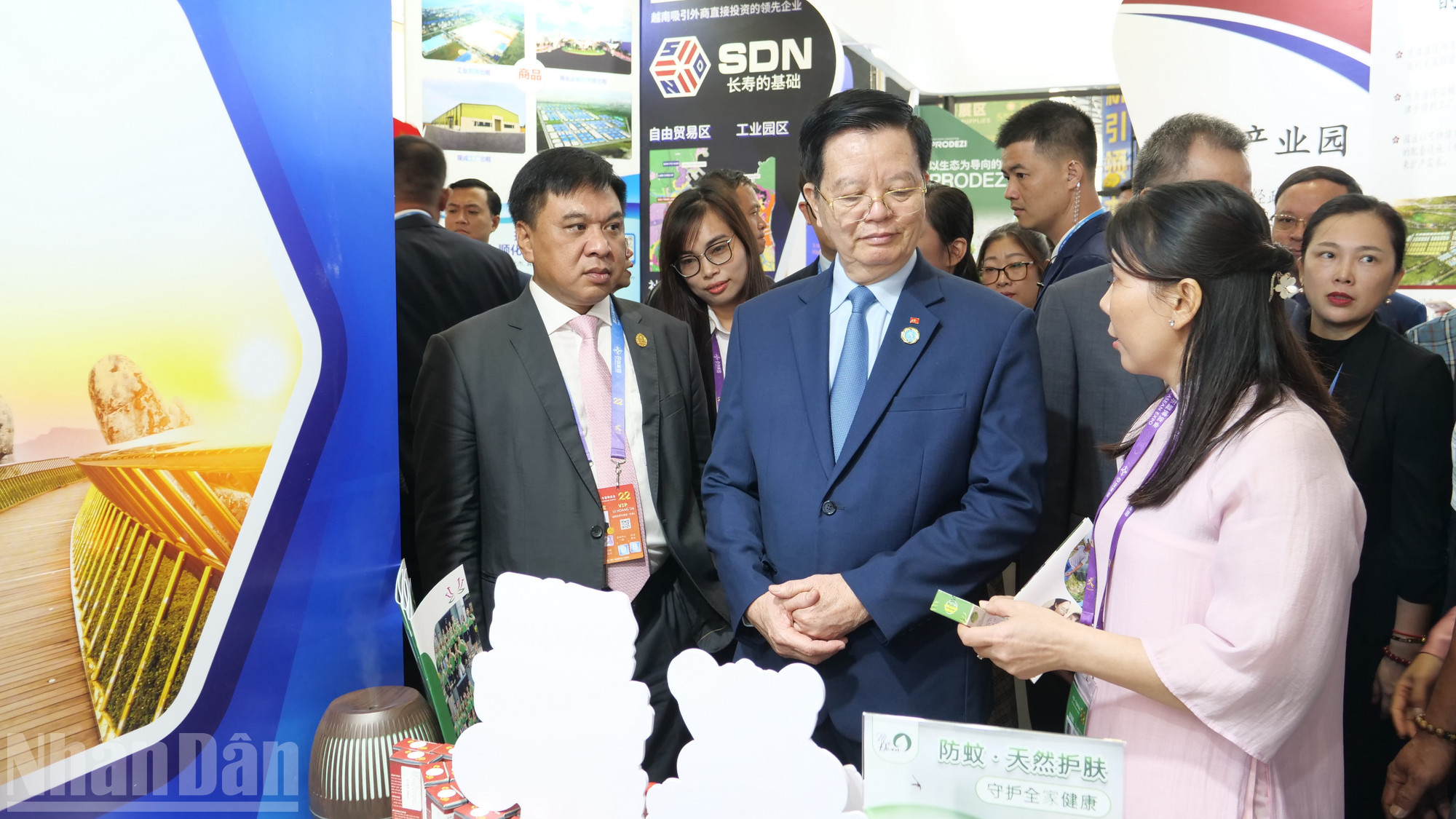 Phó Thủ tướng Chính phủ Mai Văn Chính tham quan Khu gian hàng Việt Nam. (Ảnh: Nguồn Báo Nhân Dân)