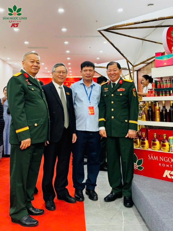 Các đại biểu chụp ảnh kỷ niệm tại gian hàng K5.