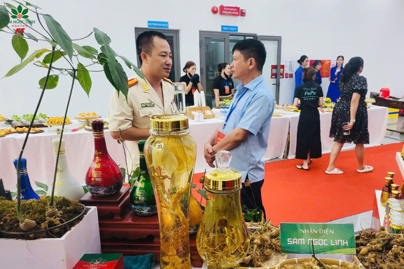 Các đại biểu chụp ảnh kỷ niệm tại gian hàng K5.