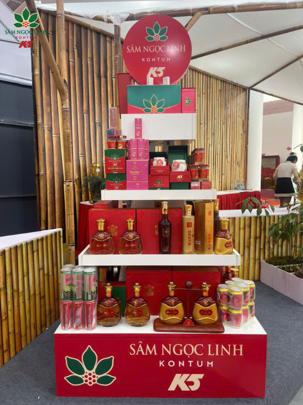 Các sản phẩm sâm Ngọc Linh được trưng bày tại sự kiện.