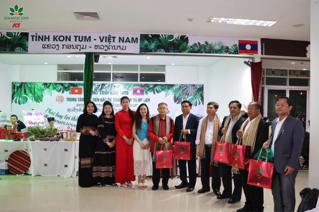 Khách mời check in tại gian hàng K5.