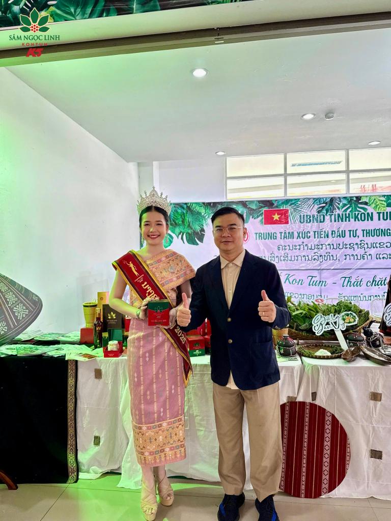 Khách mời chụp ảnh tại gian hàng K5.