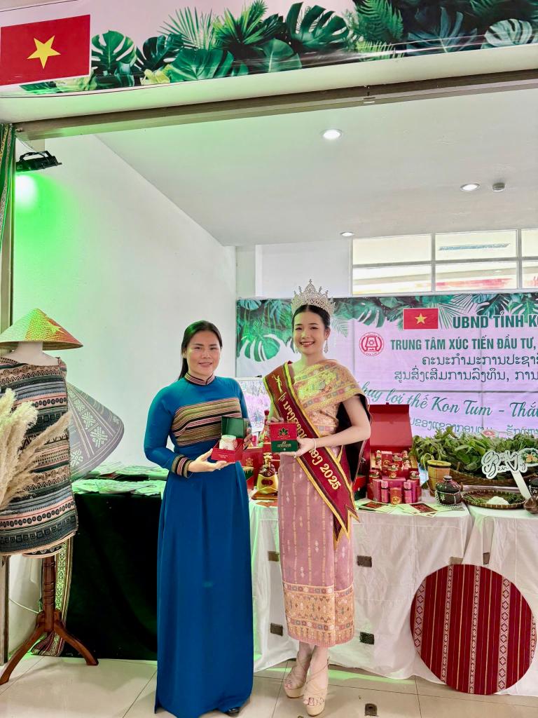 Khách mời chụp ảnh tại gian hàng K5.