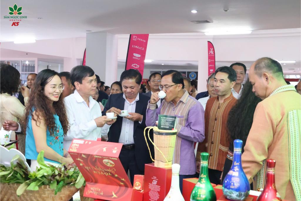 Các vị lãnh đạo thưởng thức các sản phẩm Sâm Ngọc Linh.