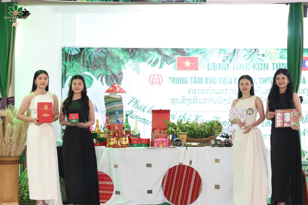 Các khách mời tham dự sự kiện và check in tại gian hàng K5.