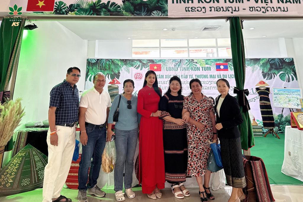 Khách mời chụp ảnh lưu niệm tại gian hàng K5.