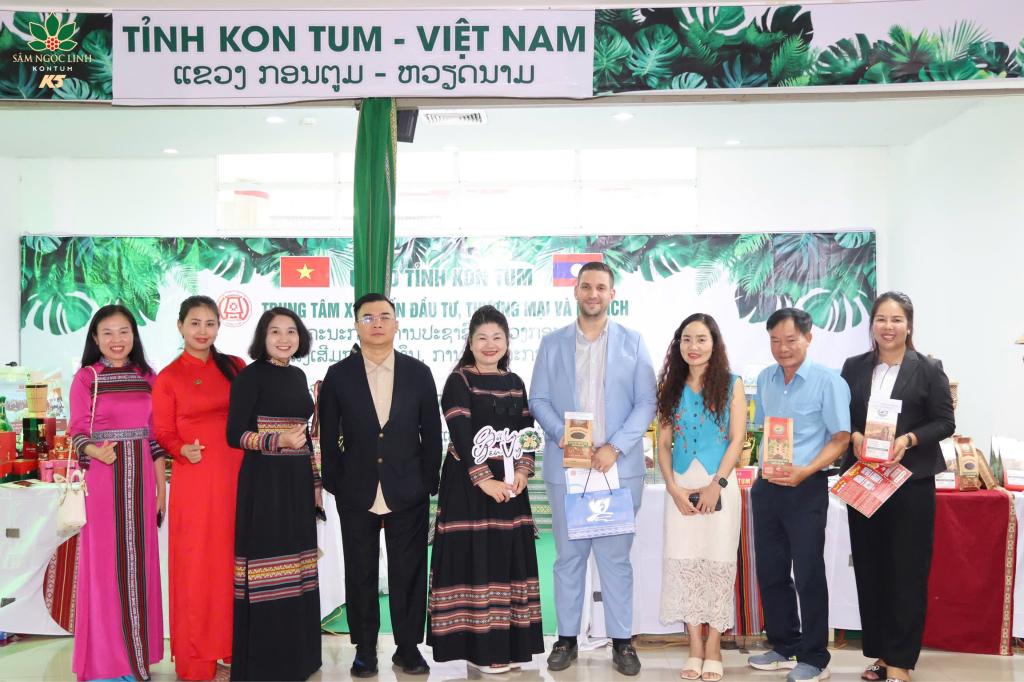 Các khách mời check in tại gian hàng K5.