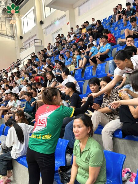 Khán giả thưởng thức nước giải khát K5.