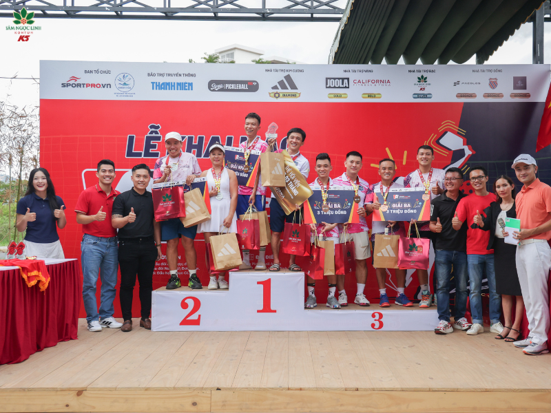 Trao giải cho các vđv tại lễ khai mạc.