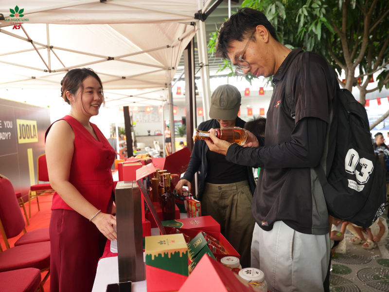 VĐV tham quan gian hàng Sâm Ngọc Linh K5.