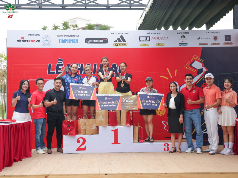 Trao giải cho các vđv tại lễ khai mạc.