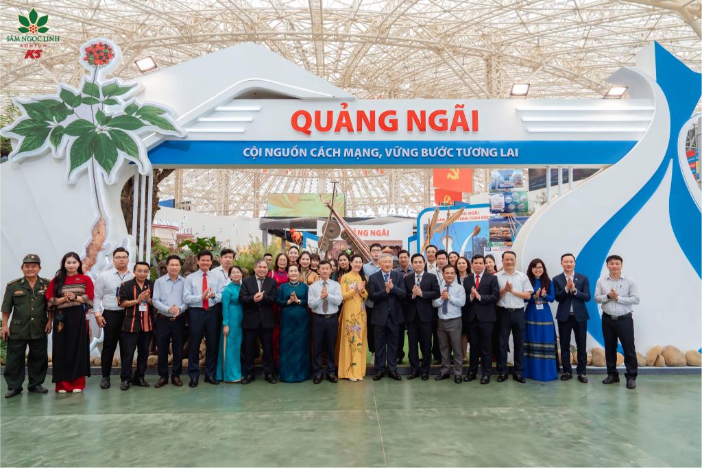 Các lãnh đạo chụp ảnh kỷ niệm trước cổng gian hàng Quảng Ngãi.