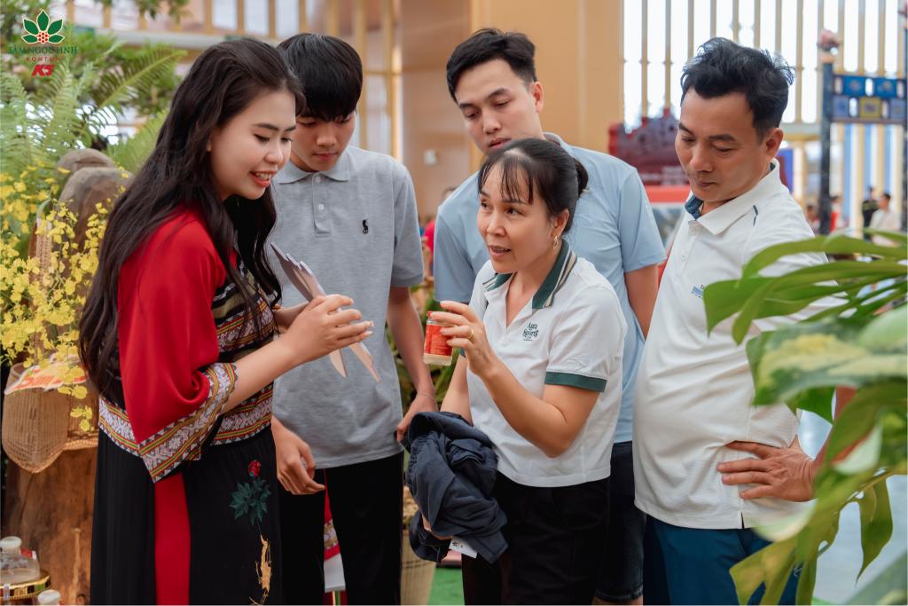 Người dân tìm hiểu về các sản phẩm sâm Ngọc Linh.