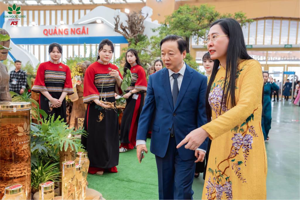 Phó Thủ tướng Trần Hồng Hà (áo vest xanh, đứng giữa) tham quan không gian triển lãm với chủ đề “Quảng Ngãi - Cội nguồn Cách mạng, vững bước tương lai” tại Hà Nội sáng 28/8.