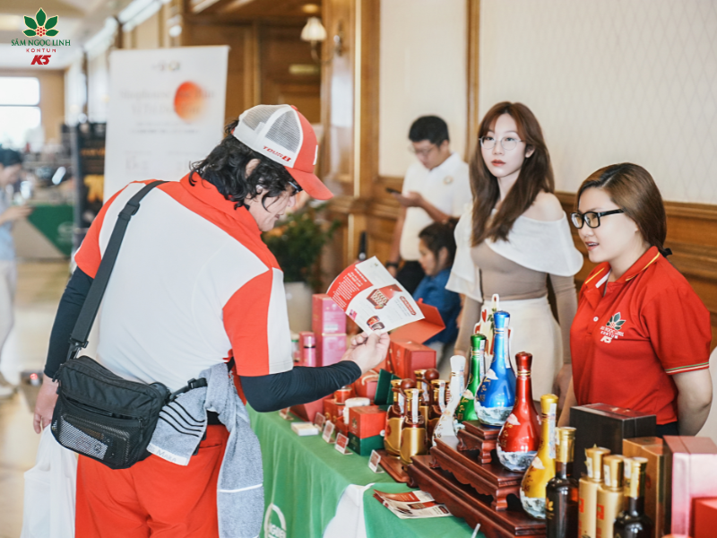 Golfer tham quan gian hàng K5.